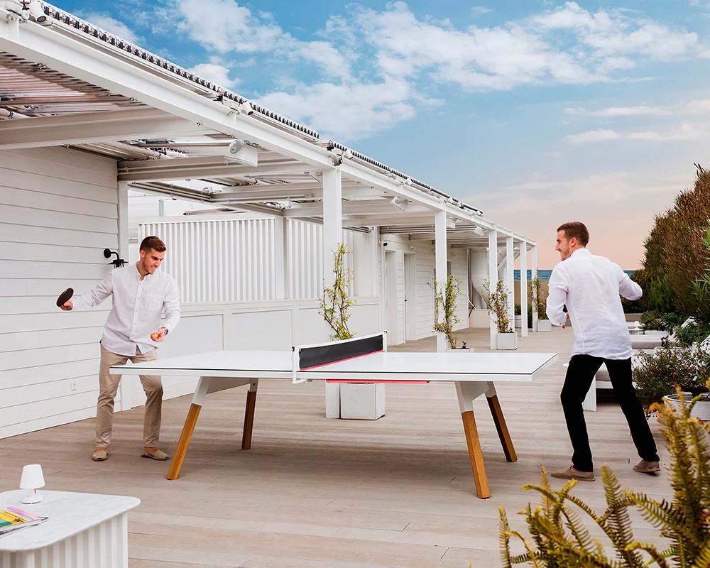 spanyol pingpongozó fiúk az RS Barcelona asztalánál